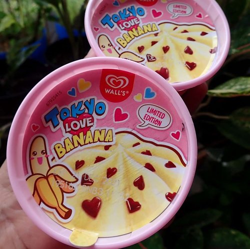 I scream, you scream, we all scream for ice cream..Wall's Tokyo Love Banana ini seriusan enak! Gak puas sih kalau cuma makan 1. Cepet habisnya hehehe. Mangkoknya juga gemees 😍..@wallsidn #clozetteid #tokyobanana #icecream #happytummy #kawaii #icecreamwalls #dessert #eskrim #nyemil