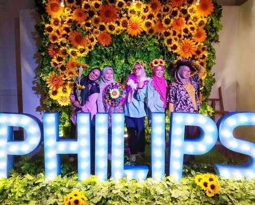 🌻 Produk Philips selalu mengeluarkan inovasi terbaru. Kali ini, lampu LED yang terinspirasi dari biji bunga matahari dengan teknologi Interlaced Optic..🌻 Penasaran seperti apa inovasinya? Sudah saya publish di blog, ya. https://www.kekenaima.com/2018/11/inovasi-terbaru-lampu-philips-led.html.🌻 Btw, di foto saya kayak seragaman ma @ellynurul? 🤭.📸 by @kurniaameliaa 😍.@philipsberbagiterang @signifycompany #cahayanyamandimata #terangnyamerata #signifyindonesia #philipslighting