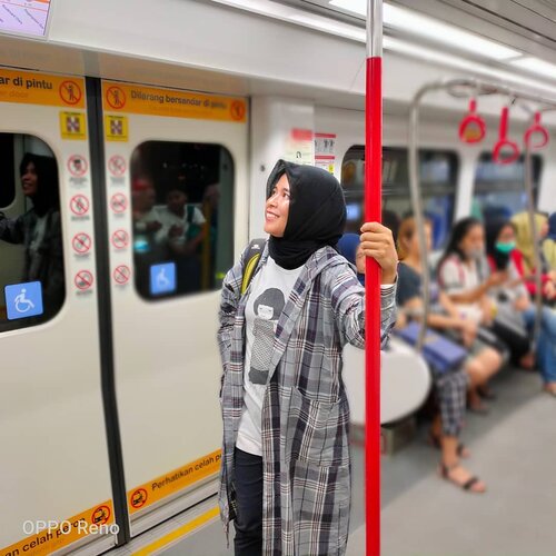 Hari Minggu lalu, saya mau datang ke salah satu event. Rencananya naik TransJakarta. Eh, salah jurusan! Salah Saya yang saat itu lagi gak fokus. .Biar gak semakin kejauhan nyasarnya, saya turun di halte busway Stasiun Jatinegara. Rencananya mau lanjut naik KRL..Kirain dari halte langsung nyambung ke stasiun. Ternyata enggak. Ada jarak sekian ratus kilometer. Bikin saya sedikit berlari kecil. Lumayan olahraga pagi 😅..Sampai stasiun, kereta pun datang. Saya langsung naik. Hanya menuju 1 stasiun saja ke Manggarai. Dari sana pindah KRL yang menuju Tanah Abang. Itupun saya hanya menuju 1 stasiun yaitu Sudirman..Dari stasiun Sudirman, Saya berjalan sedikit ke stasiun MRT Dukuh Atas. Kemudian turun di halte Istora. Dari sana jalan kaki sedikit ke lokasi acara .Kelihatannya ribet, ya? Padahal enggak sama sekali. Semua transportasi yang saya naiki itu udah nyaman. Meskipun harus bergonta-ganti. Saya bisa sampai ke lokasi dengan cepat. .Bayarnya pun cashless. Jadi saya tinggal tap-tap aja dari stasiun ke stasiun. Termasuk di halte. Gak perlu cari-cari receh lagi. Apalagi nunggu kembalian. Kalau senyaman gini, memang bikin saya makin betah naik transportasi umum..Btw, ini fotonya bukan Minggu lalu. Tapi, waktu saya naik LRT Jakarta 😁..@mrtjkt @lrtjkt @pt_transjakarta @commuterline #MRT #mrtjakarta #lrtjakarta #LRT #TransJakarta #commuterline #krl #clozetteid #bloggerperempuan #emakblogger #jakartadaily #haripelanggannasional #transportasijakarta #opporeno10xzoom #opporenoseries #catatankekenaima