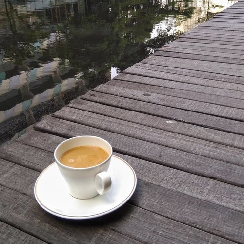 Kabarnya hujan tidak lagi mengandung kenangan. Tetapi, sekarang kopi yang mengandung kenangan..Betul atau enggak, nih? Coba tanya sama tukang ngopi. Teh @nchiehanie 😁.#kopi #coffeeaddict #fotokopi #kopiindonesia #coffee #instacoffee #clozetteid #catatanbundakenai #ngopisore #coffeelover #ngopiyuk