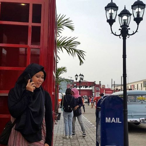 "Ditunggu di telpon umum merah." *Tapi ngobrolnya pake handphone 😅

Ada yang punya kenangan dengan telepon umum? 😉
.
.
.
.
.
.
#jalanjalankenai #ClozetteID #fashion #ootd #hijab #womans #teleponumum #publicphone #telephone #nostalgia #iims #me #followforfollow #likeforlike #instaphoto #photooftheday #black