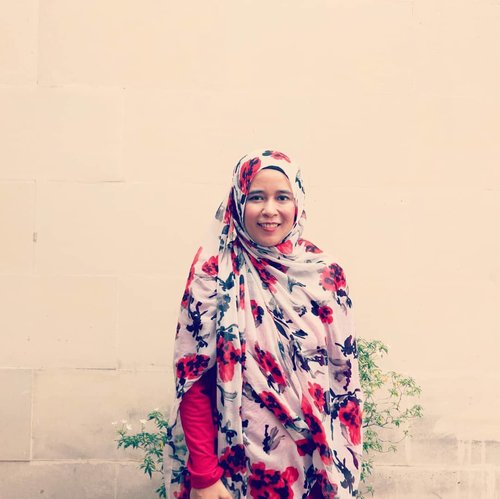 Alhamdulillah hujan deras juga setelah kemarau yang panjang. Semoga hujannya membawa berkah. Aamiin..Apa yang langsung terpikirkan saat hujan? Minuman hangat dan kruntelan 😂.📷 by @penaliswanti..#clozetteid #memyselfandi #happylife #catatanbundakenai #whenitrains #smile #selfie #dailylook #hijaberindonesia #hijabindonesian