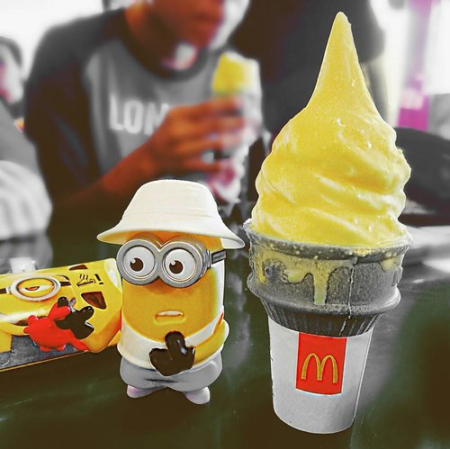 Minions Banana Cone rasanya enak. Tapi saya lebih suka Smurfs Sea Salt Caramel Cone. Ice cream cone mcD yang edisi Smurfs itu enak banget. Bikin ketagihan. Semoga ada lagi di @mcdonaldsid .
.
.
.
.
#jalanjalankenai #mcdonaldsid #mcdonalds #clozetteID #icecreamcone #icecream #banana #minions #loveminions #happymealtoys #happymeal #dessert #instadessert #foodpics #foodoftheday #jktfoodbang #jktfooddestination #yellow #splash #instasplash