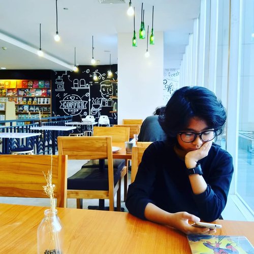 Ini nge-date saya untuk kesekian kalinya dengan Nai. Asik lho sesekali nge-date dengan salah satu anak aja. 
Kali ini, kami ngopi di @coficozy. Ngopi di toko buku? Unik juga.

Ulasan Ngopi di Cofi udah saya tulis di blog
https://www.jalanjalankenai.com/2019/01/ngopi-di-cofi.html

#cofi #jalanjalankenai #coffeeshop #daughter #family #bloggerindonesia #bloggerperempuan #clozetteid #coffee #travelblogger #familytime #gramedia