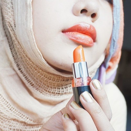 #lotd @maybellineina Newyork ColorShow - 308 Orange Icon 😘 #notd #nail #gold #nailpolish #lotd #lip #lips #lipstick #orange #orangelipstick #orangelips #maybellineina #Maybelline #Maybellinenewyork #colorshow #colorfull #newyork #indonesian #clozetteid #beauty #fdbeauty #Makeup #blogger #beautyblogger #beautybloggerindonesia #bloggerindo #indonesianhijabblogger #indonesianblogger #hijab #hijabers
