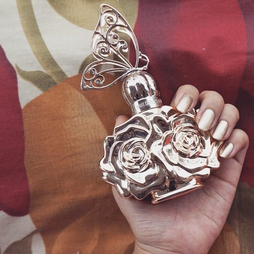 Parfum Anna sui, la nuit de boheme kesayangan dengan kemasannya yang lucuu tetap mewah dengan keemasannya, aromanya juga mewah tahan lamaaaa! 💕 Yang suka koleksi kemasan parfum cuss deh 😚😚😚 #annasui #annasuiid #annasuiindo #annasuiparfume #parfume #parfums #newyork #paris #france #eaudetoilette #clozetteid #gold exclusive #scent #butterfly #unique #notd #nail #color #rose #beautyblogger #blogger