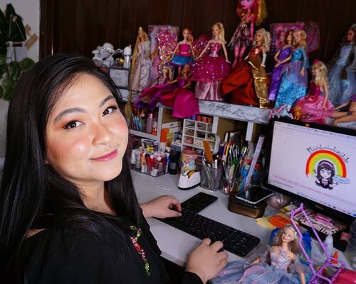 My working table 😁.Not as clean as it looks in the pic, karena selalu ramai dengan project doll makeover dan DIY belakangan ini lol. It is always messy 😂 Kalau geser sedikit ke kanan, ada makeup table ku, kapan2 aku fotoin juga 😁....#workingtable #craft #barbiemakeover #doll #barbiedoll #barbie #clozetteid #barbieswanlake #barbieislandprincess #barbierapunzel #barbieprincesscharmschool #barbiefairysecret