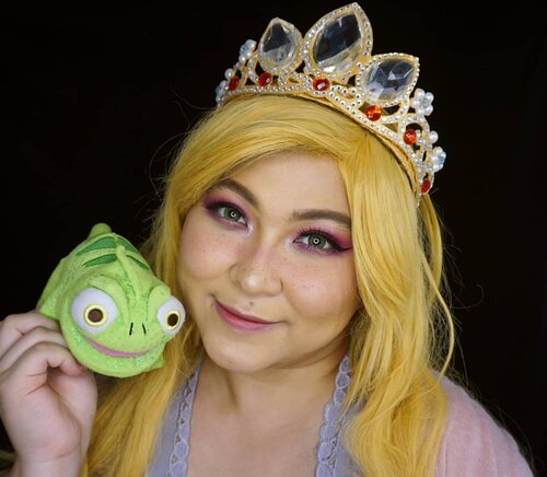 One of my favorite princess: Rapunzel ❤
Which one is yours?
.
It's the same makeup as the previous #pantone #RadiantOrchid ones🌸
.
.
.
.
#disney #disneyprincess #tangled #rapunzel #blondie #pascal #coloroftheyear  #wakeupandmakeup #makeupforbarbies  #indonesianbeautyblogger #undiscovered_muas @undiscovered_muas #clozetteid #colorful #makeupcreators #beautybloggerindonesia #slave2beauty #coolmakeup #makeupvines #indobeautysquad #fdbeauty #mua_army #fantasymakeupworld #100daysofmakeup