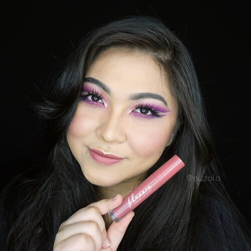 #auzolareview Beberapa bulan belakang ini lagi nyobain creamy lip paint @shannen.id yang 08 Ballet Slipper.
.
Warna nya itu kalau di swatch di tangan nude brownish pink gitu. Tapi pas di bibirku jadi lebih ke light pink. Cantik sih warnanya, gak bikin keliatan pucat.
.
So far:
🌟 formulanya ringan banget, hampir ga berasa di bibir.
🌟 ngga bikin bibir ketarik.
🌟 nontransfer kecuali kalo abis makan.
🌟 pudar saat makan, tapi ga masalah lah di aku, tinggal re-apply.
🌟 warnanya pretty.
🌟 kemasannya cantik.
.
Bener deh, ini lippy dr awal diaplikasikan tu cepat banget ngeset nya dan abis itu super ringan di bibir ❤
.
Kalian yg di medan/banda aceh dan sekitarnya bisa order ke saudara ku lhoo (tar aku updet nomernya hahaha)
.
.
.
.
#colorfulmakeup #colorful #summer #summermakeup #wakeupandmakeup #makeupforbarbies @makeupforbarbies #beautybloggertangerang @beautyblogger.tangerang #indonesianbeautyblogger @indobeautyblogger  #undiscovered_muas @undiscovered_muas #bloggerceria @bloggerceriaid #clozetteid #fdbeauty #indobeautysquad  @indobeautysquad @tampilcantik #tampilcantik #mua_army #fantasymakeupworld #100daysofmakeup #beautybloggerindonesia @beautyblogger_indonesia