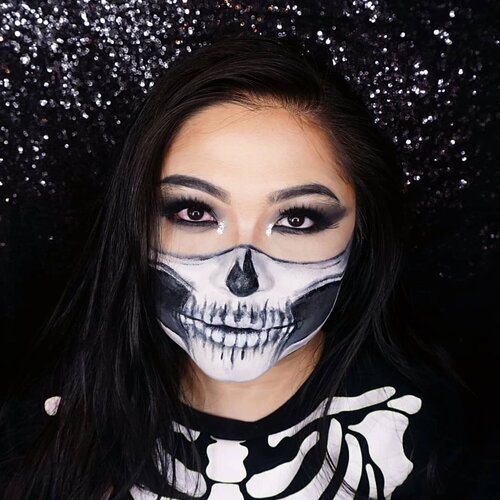 Failed skeleton mask makeup, karena sambil digangguin isa 😂
.
Itu mata sebelah merah bukan editan, emang kelilipan 🙃🙃
.
.
.
.
#wakeupandmakeup #skeleton #skull #skullmakeup #skullmask #gothic #gothicmakeup #makeupforbarbies  #indonesianbeautyblogger #undiscovered_muas @undiscovered_muas #clozetteid #makeupcreators #slave2beauty #coolmakeup #makeupvines #tampilcantik #mua_army #fantasymakeupworld #100daysofmakeup