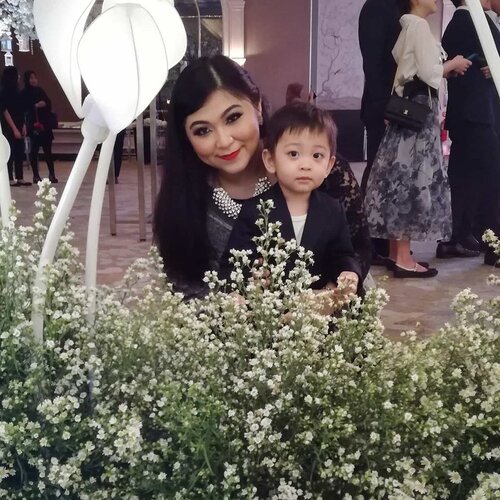 Foto yang pengen di upload dari tadi pagi cuma gagal terus karena IG lagi gaje 😑.Well, anyway sesekali foto sama pria lain @isa.albattar . @ichoyichi jangan jeles ya 👌....#mom #momlife #momandson #momandbaby #baby #babyboy #toddlerlife #toddlersofinstagram #toddlerfashion #toddler #clozetteid #india #indianmakeup #makeup #weddingparty #smokyeyes