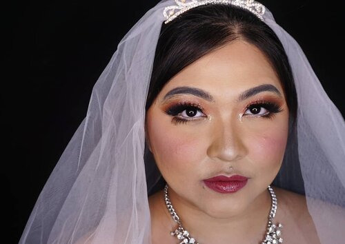 Wedding look details 💍💐💕
.
Tutorialnya bisa cek postingan sebelumnya yaa 💕
.
💄@studiotropik base spray
💄@blpbeauty face base & concealer
💄@nyxcosmetics powder foundation
💄@toofaced cocoa contour
💄@fanbocosmetics blooming cheek
💄@thebalm @thebalmid manizer sisters
💄@focallurebeautyid autobrows
💄@esqacosmetics peach goddess
💄@gobancosmetics liquid eyeliner
💄Nyx cream glitter palette
💄@notecosmeticsid real look mascara
💄#urbandecayindonesia heavy metal glitter eyeliner
💄@pixycosmetics line & shadow
💄Fanbo Choco Rush & @beautytreatscosmetic gloss
.
.
.
.
#weddingmakeupcollab #makeupforbarbies #wedding #weddingmakeup #weddingmakeupideas #weddingmakeupjakarta #indonesianbeautyblogger #undiscovered_muas #fdbeauty #cchannelbeautyid @undiscovered_muas #clozetteid #makeupcreators #slave2beauty #coolmakeup #makeupvines #tampilcantik #boldmakeup #100daysofmakeup