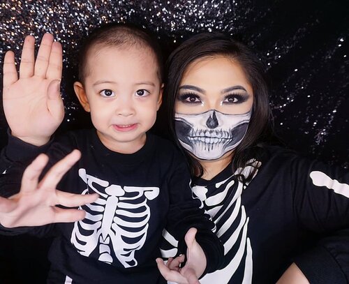 Them bones, them bones, dancing bones🎶
.
Request nak bayi suru mamanya makeup jadi tengkorak 💀💀
.
.
.
.
 #wakeupandmakeup #skeleton #skull #skullmakeup #skullmask #gothic #goth #gothgirl #gothicmakeup #momandson #babyboy #indonesianbeautyblogger #undiscovered_muas @undiscovered_muas #clozetteid #makeupcreators #slave2beauty #coolmakeup  #tampilcantik #mua_army #fantasymakeupworld #100daysofmakeup