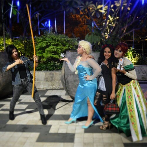 Fat Elsa fighting with Katnis while Sexy Devil and Anna posing for the camera 😂😂
#cosplay #disneycosplay #princesscosplay #disney #princess #queenelsa halloween #katnis #sexydevil #anna #arendelle #queen #icequeen #snowqueen #elsa #fight #throwback #clozetteid #fatelsa #elsacosplay #random #frozen #disneyprincess