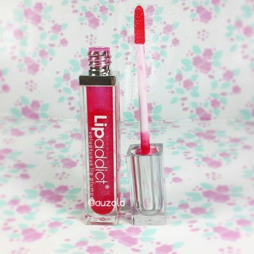 Chapped and dry lips? Want a sexier and fuller lips as well? Well you should check this one out! Might seems like an ordinary lipgloss, but actually it's a lipcare with lots of benefit! It's Lipaddict! You gotta like it! Check the full review on www.rainbowdorable.com 
@lipaddictindonesia
#lipaddict #lipaddictindonesia #iskin #lipcare #lips #cosmetic #beauty #review #beautyblogger #nosurgery #sexylips #sexyseductress #clozetteid #beautyproduct