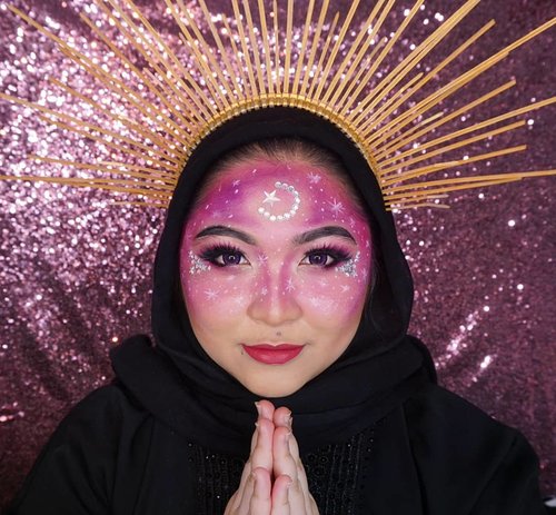 Happy Ramadhan you guys🙏❤
.
Ini makeupnya inspired dari makeup starry night zodiak yang biru kemarinan, tapi with a twist of pink color dan ramadhan vibes. Makanya ada bulan bintang di kepala, tapi kebalik kalo dikamera, lupa akutu😂😂 yaudalah ya, tadi juga bikinnya super ngebut, pdhl tangan udah kaku lama ga makeup🙈 Jadi hasilnya agak jelek yaudalah yaaa🙂
.
.
.
.
#makeup #ramadhan2021 #ramadhan #star #starmakeup #mua_army #cchannelbeautyid #fdbeauty #clozetteid #happyramadan #ramadan #ramadan2021