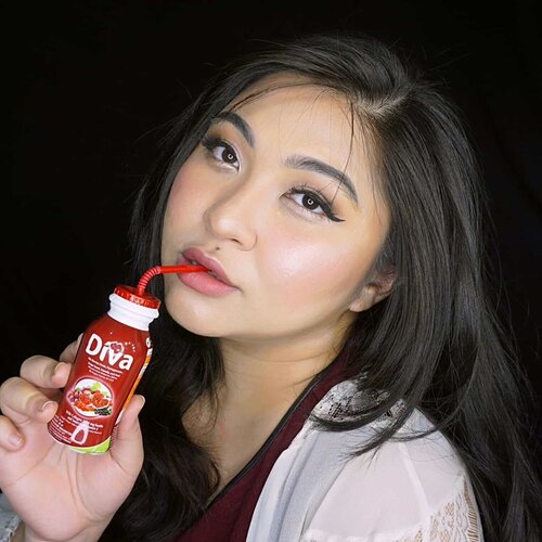 #auzolareview hampir 2 minggu ini konsumsi @divabeautyid, so far me likey!
.
❤ beberapa bagian yang tadinya suka ngelupas (tangan), semenjak konsumsi jadi ngga ngelotok.
❤ wajah terasa bouncy.
❤ ukuran produknya yang kecil bikin mudah di bawa bawa.
❤ harganya masih sangaaaatt terjangkau. Terus mudah ditemukan juga di supermarket/online.
❤ rasanya ngga amis! Ngga bikin enek juga. Lebih asem manis kaya yogurt, I like it!
.
Untuk lebih detail soon aku post di blog yaaaa!
.
.
.
.
#GlowLikeDiva #DivaBeautyDrink #BBIxDivaBeauty @clozetteid #DivaBeautyXClozetteIdReview #clozetteidreview #clozetteid
#beautydrink #collagen #skincare #beauty #review