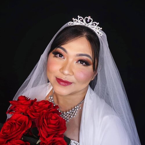 Mau wedding guys, mumpung tanggal cantik 21/1/21💕
.
Canda ding, ini wedding makeup collab sama ciwi2 cantik yang pada ngebet nikah sama oppa ganteng😂😂 SWIPE!
.
Makeup ku standar aja krn buru2 lol. Salah milih warna lipstick juga tapi keburu males ganti. Rambut cuma diiket kebelakang doang krn takut kemaleman kl styling rambut lagi😂 gini deh hasilnya ga karu-karuan wedding looknya😂
.
Cus cek juga inspirasi makeup wedding yang lainnya #weddingmakeupcollab:
1. @liival22 
2. @cynthiansunartio 
3. @vallerinechristaballe 
4. @aiyuki_aikawa 
5. @mgirl83 
6. @clarsabb 
7. @just_luthfii 
8. @dininovianas 
9. Auzola
.
.
.
.
#makeupforbarbies #wedding #weddingmakeup #weddingmakeupideas #weddingmakeupjakarta #indonesianbeautyblogger #undiscovered_muas #fdbeauty #cchannelbeautyid @undiscovered_muas #clozetteid #makeupcreators #slave2beauty #coolmakeup #makeupvines #tampilcantik #boldmakeup #100daysofmakeup