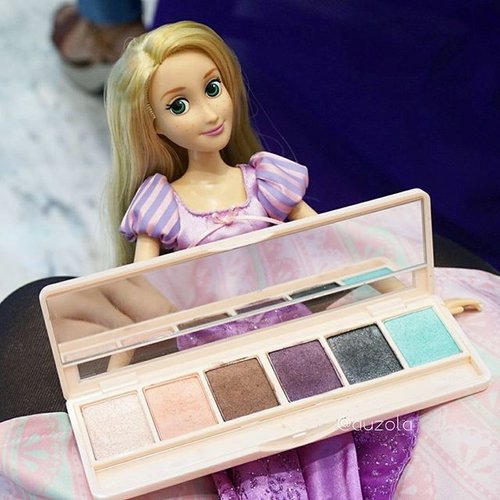 We're at @vovmakeupid blogger gathering! Rapunzel totally in love with this Collection Eyes eyeshadow from VOV. I mean look at those pretty colors 😍😍😍
#vovmakeupid #newvov2016 #vov #rapunzel #blogger #indonesianbeautyblogger #beautyblogger #eyeshadow #makeup #disney #tangled #auzoladollsdayout #clozetteid #love #pink #blue #pretty