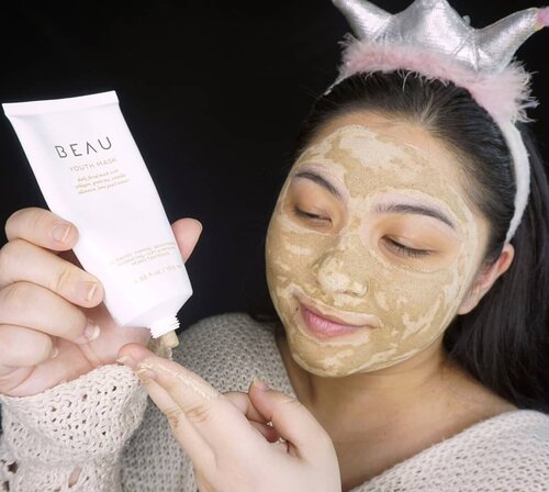 #auzolareview #auzolagoeslocal
Soo, udah 8 harian ini aku nyobain masker Youth Mask dari @beaukirana! Btw ini katanya kaya dupe nya Glamglow versi lokal dan affordable, cuma aku ga bisa komparasi karena aku ga nyobain Glam Glow yang itu.
.
Anyway, dari 8 hari berturut-turut pemakaian tanpa ditambah skincare lainnya (cuma sama facewash aja), ini sih yang aku rasakan:
☀ lumayan ngempesin beberapa jerawat, tapi ngga semuanya. ☀ pore tightening, kelihatan karena tampilan pori2 ga gede2 banget belakangan walaupun muncul jerawat hormonal.
☀ brightening dan agak glowing, tapi ngga bikin putih. Cuma wajah kelihatan lebih cerah dan agak sehat lah kulit.
☀ cukup hydrating walaupun ngga pakai tambahan skincare lain.
☀ rasanya cenat cenut banget, agak ganggu awalnya, cuma abis itu jadi adapt sih.
☀ penggunaannya cepet aja cukup 5menitan, jadi enak ga makan waktu.
☀ bilasnya juga gampang, ga banyak residu kesisa walaupun cuma pakai tangan.
☀ komedo di wajah jadi gampang keluar. Mantep banget kalau pakai porepack abis maskeran pakai ini.
☀ bisa dipakai tiap hari, jadi ngga perlu khawatir kalau mau maskeran tiap hari berturut-turut.
☀ sebenarnya kemasannya bikin praktis karena bentuk tube, yha cuma abis dipakai kemasannya jadi mletot-mletot ga bisa dikembungin lagi karena isinya thick 😂
.
So far suka sih sama maskernya, apalagi makainya simple dan ga ribet. Terus sekarang aku kepo sama Mud Masknya @beaukirana 😭😭😍😍
.
.
.
.
#wakeupandmakeup #makeupforbarbies @makeupforbarbies #indonesianbeautyblogger @indobeautyblogger #undiscovered_muas @undiscovered_muas #skincare #youthmask #bloggerceria @bloggerceriaid #bloggermafia #clozetteid #fdbeauty #indobeautysquad  @indobeautysquad @tampilcantik #tampilcantik #mua_army #fantasymakeupworld #cchannelbeauty @cchannel_beauty_id #girlssecretsquad #100daysofmakeup #beautybloggerindonesia @beautyblogger_indonesia