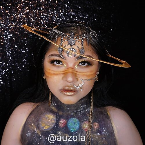 Iseng ikutan makeup collab bareng @amandasmess yg tema nya Planets! Well, karena bingung mau bikin apa, so here I am as Saturn 😂 .
Yuk liat kreasi teman2 yg lain juga #makeupwithamanda ❤
@sylviaodilia
@dwi_kiyya
@glennysvalencia 
@stellachristyy 
@windaroza 
@oliviahelga 
@alviraekas 
@sausansalsabilah 
@amandasmess 
@wandaprtwi 
@yolaap___ 
@annidafathiyah 
@nuriftitahatul_ 
@tiaraarum.a 
@jnfrelsa 
@d_whuatik 
@maulinswulandari 
@imnawayoyoy 
@nadaacintya 
@tytansptna_ 
@auzola 
@ajengatmy_ 
@anggitalauraa 
@mutia.jung 
@anggioktapiana24 
@yules_yules_ 
@hardinifbr
.
.
.
Inspo: the nose area inspired by @louistato
.
#auzolamakeupcharacter #dirumahaja #stayhome #wakeupandmakeup #saturn #saturnmakeup #planet #planetmakeuo #universe #makeupforbarbies  #indonesianbeautyblogger #undiscovered_muas @undiscovered_muas #clozetteid #makeupcreators #slave2beauty #coolmakeup #makeupvines #tampilcantik #mua_army #fantasymakeupworld #100daysofmakeup #15dayscontentmarathon