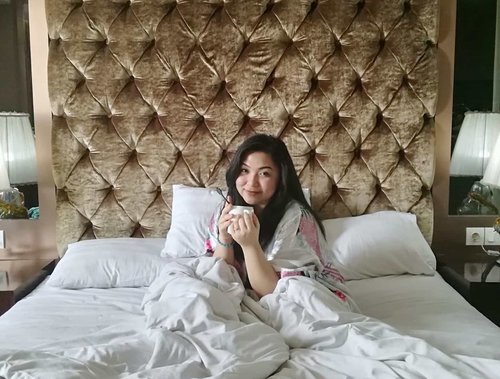 Kangen mau staycation! .Aku salah satu orang yang berpikir kalau staycation bisa sedikit melepas penat karena daily routine. Makanya demen banget staycation😂.Semoga soon ada rejeki buat staycation lagi sering-sering ❤.On frame: hotel affordable dengan interior design yang ciamik banget. So classy 😍 @amaroossabekasi.Bikin review hotel nya gak nih? 😁....#hotel #staycation #liburan #vacation #miniholiday #holiday #throwback #kimono #morning #tea #clozetteid #beautyblogger #affordable