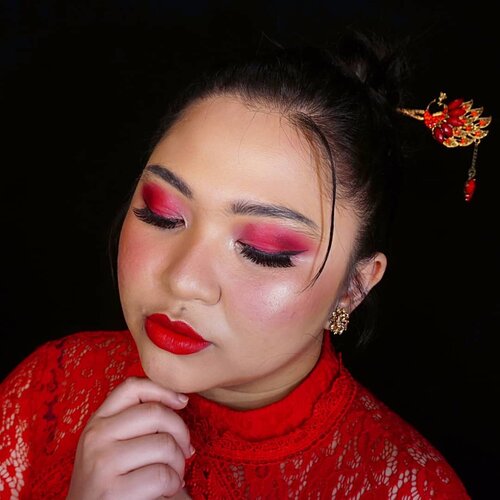 Eyemakeup yang berantakan krn ditiban2 di atas makeup yg sebelumnya lol. Nanti kalau udah diedit aku share video bikin look hasil niban2 ini😁😁
.
.
.
.
 #makeupforbarbies #cny #cny2021 #redlipstick #cnymood #indonesianbeautyblogger #undiscovered_muas #fdbeauty #cchannelbeautyid @undiscovered_muas #clozetteid #makeupcreators #slave2beauty #coolmakeup #makeupvines #tampilcantik #boldmakeup #100daysofmakeup