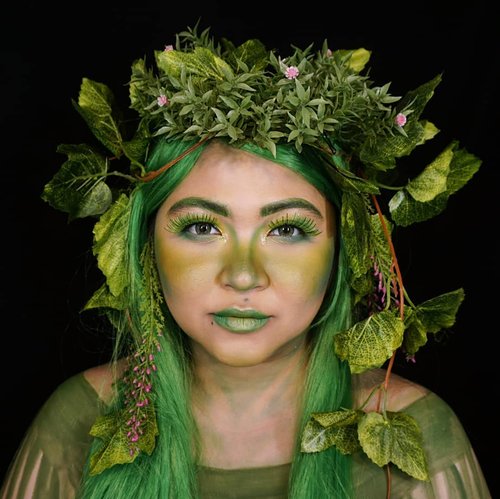 GREEN
.
Inspired by Te Fiti from #Moana, but too lazy to paint the whole face & body green 😁
.
.
.
.
#auzolamakeupcharacter #dirumahaja #stayhome #wakeupandmakeup #green #tefiti #motherearth #tefitimakeup #makeupforbarbies  #indonesianbeautyblogger #undiscovered_muas @undiscovered_muas #clozetteid #makeupcreators #slave2beauty #coolmakeup #makeupvines #tampilcantik #mua_army #fantasymakeupworld #100daysofmatkeup