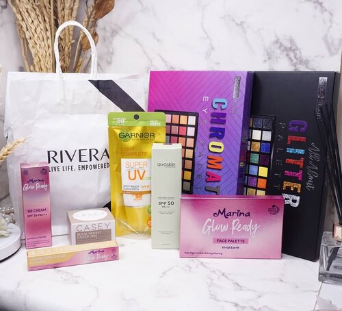 What's new on the mail to try✨
1. Ada segoodie bag @riveracosmetics yang belum aku buka, nanti aku unboxing yaaa 💕
.
2. @sahabatmarina Glow Ready BB Cream, Liquid Concealer, & Face Palette! Super kepo terutama sama face palette nya😍
.
3.@caseykosmetikaid Royal Bright Underarm. Pengen nyobain banget dengan harapan works great buat keti yg menghitam pasca hamil.
.
4. @garnierindonesia Super UV sunscreen. Claimnya matte dan spf 50+++, semoga nanti cocok!
.
5. @avoskinbeauty The Great Shield. Ini juga sunscreennya bikin kepo, semoga cocok juga di aku hehe.
.
6. @beautytreatsla Glitter & Chromaticn Palette. Palette beli terrandom karena warnanya gemesin, pdhl aku punya banyak palette lol.
.
Kalian kepo yang mana nih??
.
.
.
.
#auzolareview #makeup #skincare #newproduct #clozetteid #cchannelbeautyid #jbbinsider #fdbeauty #unboxing