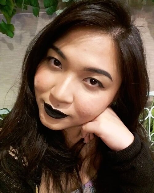 A few years ago, pas lagi demen2nya pakai lip matte warna hitam 😂😂😂
Ini kalau ga salah lagi pakai @kvdveganbeauty
.
Kalo lagi di mall pada ngeliatin, berasa kaya aku ikutan sekte sesat apa gitu😂 LoL, tapi kangen juga pakai lipstick hitam gini.
.
Siapa yang berani juga pakai lipstick hitam keluyuran?? 😂
.
.
.
.
#makeupforbarbies  #indonesianbeautyblogger #undiscovered_muas #fdbeauty #cchannelbeautyid @undiscovered_muas #clozetteid #makeupcreators #slave2beauty #coolmakeup #makeupvines #tampilcantik #blacklipstick #gothgirl #nomakeupmakeup #100daysofmakeup