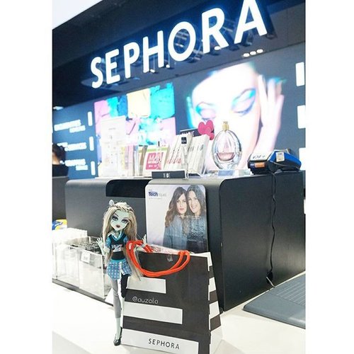 Frankie is my ghoulfriend for today! We decided to buy a little something while visiting Sephora  Plaza Senayan today. Great news for you BNI creditcard holder because you can use your point up to 50% of your product purchase! I only paid half of my purchase today and i love it 😍😍😍
For more info and shopping just visit the nearest @sephoraidn store 💋
.
🌟Pssstt..stay tuned Jakarta Barat, because Sephora is coming soon to Central Park!
#sephoraidnbeautyinfluencer #nextsephoraidnbeautyinfluencer #SephoraCPopening #SephoraidnXcp #sephora #sephoraindonesia #sephorajakarta #blogger #beautyblogger #indonesianbeautyblogger #clozetteid #beautyinfluencer #frankie #frankiestein #monsterhigh #monsterhighdolls #tumblr #auzoladollsdayout #mh #makeup #love #dollstagram #dollsofinstagram