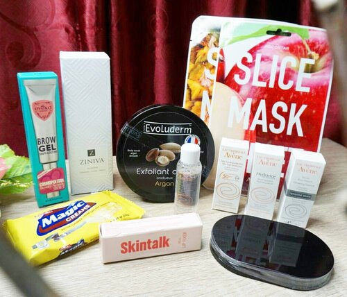 Year end gift box from @bloggermafia 😍😍
.
Thank you so much for the kind gift papi @joonbond , so happy to become part of @bloggermafia 😍💕💕
.
Thank you as well for @eauthermaleaveneindonesia, @kocostarid, @zinivaofficial, @tammiaonline @tammia_indonesia, @evoludermid & @skintalk_ 😍 Totally can't wait to try them all 💕
.
P.s check the unboxing at my IG stories 😄
.
.
.
#bloggermafiaUnboxing2017 #bloggermafia #beautyundefeated #makeup  #beauty #fdbeauty #vegas_nay #wakeupandmakeup #clozetteid #20likes #anastasiabeverlyhills #hudabeauty #influencer #beautyinfluencer #pinkperception #dressyourface #fotdibb #blogger #cchannelid #indobeautygram #makeupforbarbies #indonesianbeautyblogger #undiscovered_muas #bloggerceria