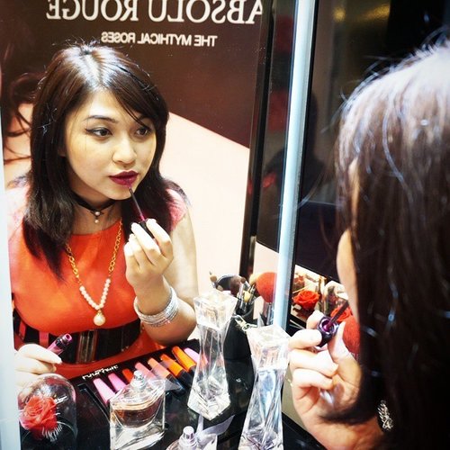 Trying out this pretty lippy Lancome l'absolu velours in Carmin yesterday at @lancomid ft. @hannaanindhita! I LOVE this color so muchos!! Other that the most exciting demo plus Q&A tips and tricks with Hanna and lancome's mua, this lippy is also exciting! I absolutely fell in love with this. The texture is light and smooth, glides perfectly on the lips and doesn't dry much!! You really need to go and try (even better, buy) this! P.s it came with 9 different shades 😍😍😍 #clozetteid #hannaxlancome #lancomeid