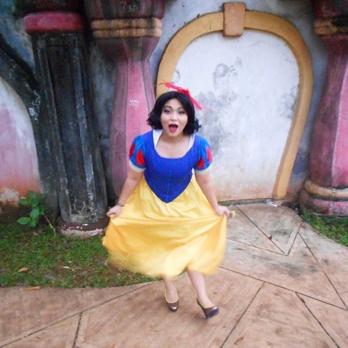 Overly excited Snow White! Pardon my silly face 😜😜
#disney #disneycosplay #disneyprincess #clozetteid #fotdibb #cosplay #princesscosplay #princess #snowwhite #snowwhiteandthesevendwarfs #cottage #excited #silly #weird #sillyface #makeup #random #throwback
