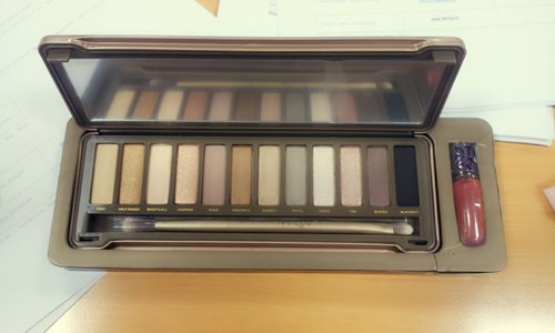 I truly madly deeply love this beautiful Naked 2 Urban Decay palette! From morning till night, from work to party or for daily use, this matte, shimmer and glitter textures give me range of nice looks