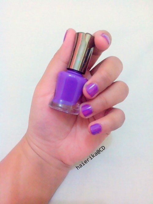 Nail polish warna ungu muda yang cantik.