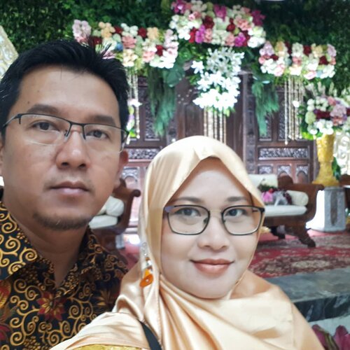 Nikah lagi yang ke sekian kalinya sama kamu 😍😘😅 #kondangan #kawinan #husbandandwife #couple #clozetteid #wedding