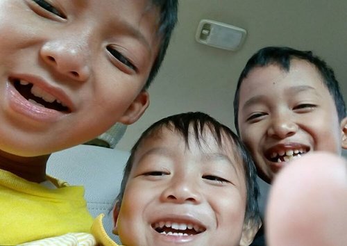 Like mother like sons. Di mobil tadi dalam perjalanan pulang dari Garut ke Jakarta, mereka wefiean. Ikutin mamahnya yang suka selfie 😅😂
#kidstagram #kidsdaily #kiddos #clozetteid #motherhood