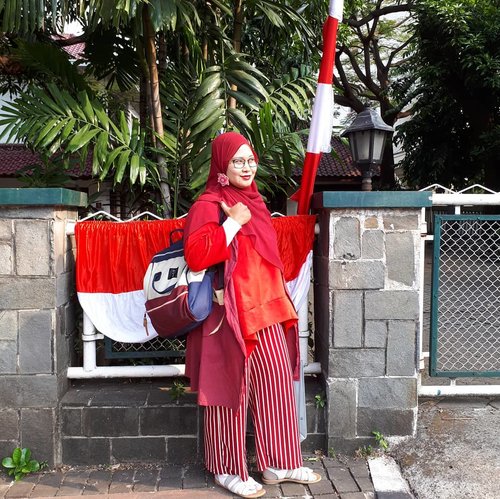 Merdeka itu saat memakai pakaian merah putih di depan pagar kantor orang dan numpang foto, tanpa takut ditangkap Belanda, eh Satpam. Foto: @teeadnu#dirgahayuri73 #hutri73 #kemerdekaan #kemerdekaanindonesia #clozetteid #ootd #ootdindonesia