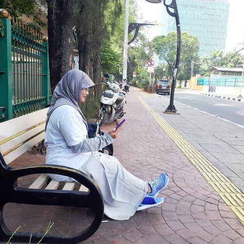 Setelah melihat foto ini, semakin yakin bahwa aku memang masih sangat butuh olahraga. Tapi sebenarnya yang mau dipamerin adalah sepatu olahraga yang baru 2x dipakai sejak dibeli sebulan lalu. 🤣 Makanya harus sering-sering ikut senam atau CFD-an ini. #momlife #clozetteid