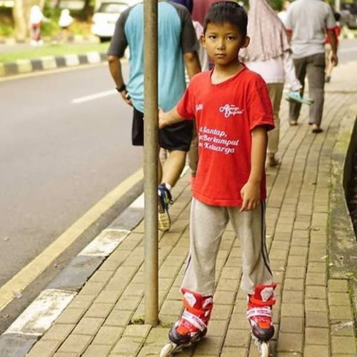 #throwback #latepost Sidiq akhirnya nyobain main sepatu roda di Universitas Indonesia. Minggu pagi di UI ramai orang yang olahraga & aktivitas outdoor lainnya. Cuma bayar tiket masuk mobil Rp 4.000. Kalau jalan kaki, gratis. #boys #sepaturoda #instakids #motherhood #clozetteid #emakblogger