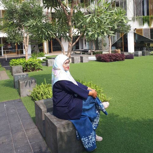 Kebahagiaan kita tidak bergantung pada orang lain atau benda-benda apa pun. Ciptakan kebahagiaan sendiri, karena bahagia datang dari hati.  Seperti posisi duduk ini yang bisa bikin body kelihatan langsing. Bukan karena kamera hape dan tukang fotonya, tapi memang posisi duduknya yang bisa menyembunyikan perut dan jerawat 😅🤣 Nasib, gaya terbatas. #momlife #clozetteid #bloggerstyle #lifestyleblogger