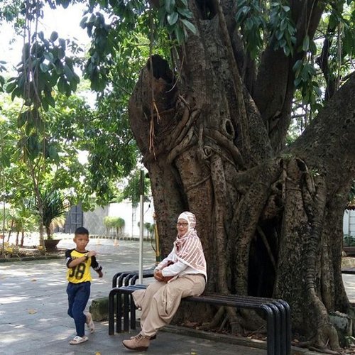 Edisi rehat sejenak di bawah pohon besar di depan Galeri Batik Museum Tekstil Jakarta. #emakblogger #bloggerday #bloggergathering #MuseumJakarta #clozetteid #hijabootd