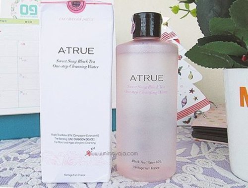 Hi friends! Have you read my review about @atruekorea cleansing water that I've got from @0.8l_indonesia on my blog? I put the link on my bio so please go check and read my thoughts on www.mimoyoja.com. Have a wonderful weekend, everybody! #giveawaygift #gift #atruecleansingwater #review #mimoyajadotcom #makeupremover #08liter #beauty #clozetteID #skincare