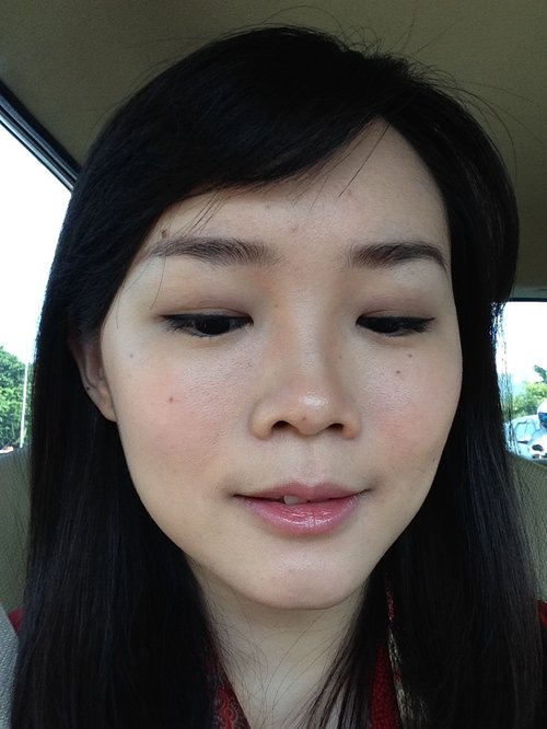 This is how I put my daily office eyeshadow. Very moderate earthy color :D