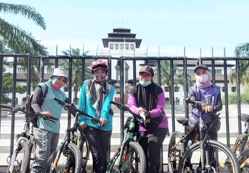 Lady biker saba kota. Yuhuuu kami orang gunung sekali-kali turun ke kota buat lihat dunia 🤭Berangkatnya enak ya tinggal ngglinding ke kota Bandung.Pulangnya?Jelas hah heh hoh. Nafas megap-megap. Nanjak terus cin medannya perih 😪Sekali-kali didorong sepedanya bolehlah daripada maksain badan gak kuat. Khawatir stamina ambruk malah ngrepotin teman lainnya.ceritaarmita #momdiaries #momblogger #clozetteid #gedungsate #bandung #infobandung #gedungsatebdg #gedungsatebandung #bike #biker #ladybiker #bicycle #gasibu #explorebandung #sepeda #sepedabandung #Sepedaan #gowes