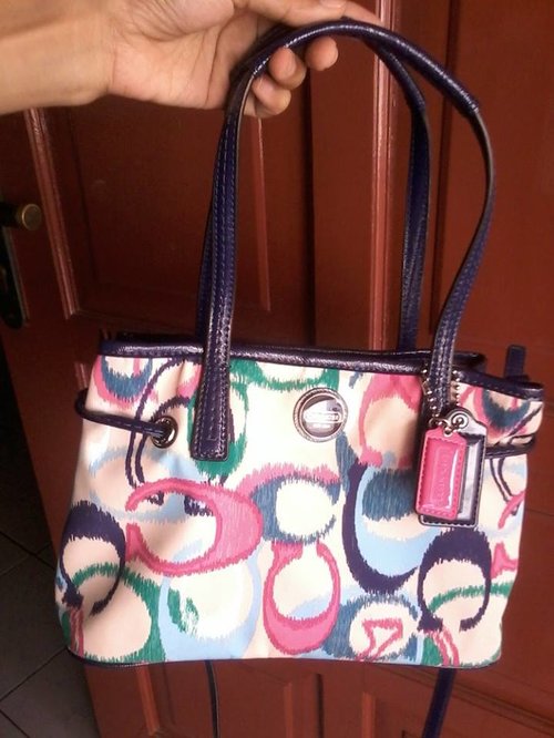 My first mini carryall from Coach. Luv it ^_^