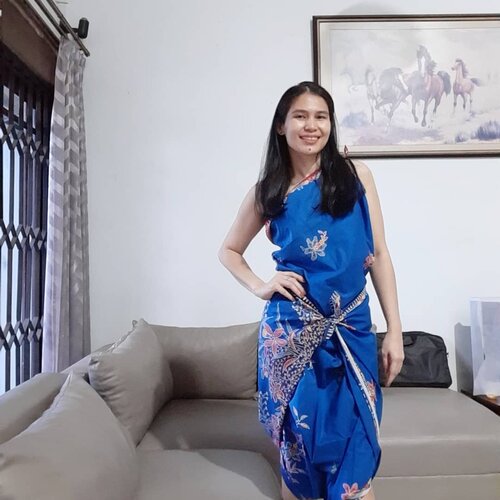 Selamat Hari Batik Nasional! Punya kain batik kesayangan tapi enggak rela untuk dijahit? Contek aja tutorial di youtube kain batik jadi dress tanpa jahit.Style yang saya pakai ini namanya Greek Goddess 😎, how do I look?..Share yuk apa outfit batikmu hari ini 🙂...#ClozetteID#ootd#outfitoftheday#wiwt#whatiweartoday#instabatik#batik#haribatiknasional #ShamelessSelfie#selfie#instaselfie