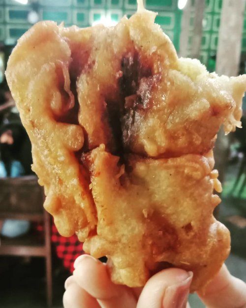 That remarkable fried 🍌 from @kopiklotok 👌......#ClozetteID#EatFamous#eeeeeeats#tryitordiet#warungkopiklotok#kopiklotok#wheninKaliurang#friedbanana#banana#handsinframe#instafood