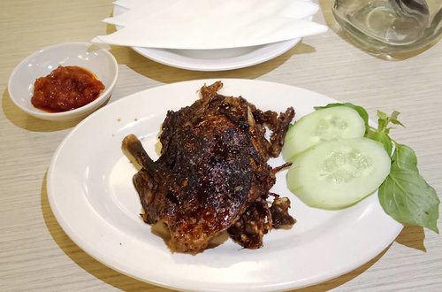 My late dinner after pound fit session, still without steam rice.To build muscles, you only need protein, not carbohydrate. And choose your protein wisely..This is bebek bakar from #ayamprestonynita...#ClozetteID#onthetable#eeeeeeats#EatFamous#tryitordiet#foodforn#foodpornshare#instafood#foodstagram#bebek